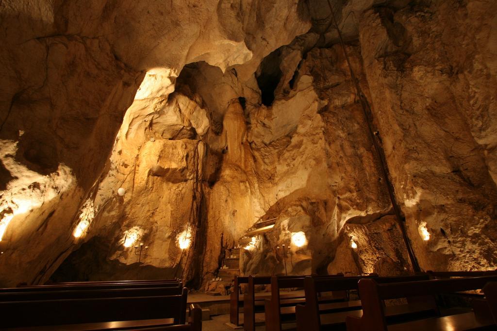 Hotel Capricorn Caves Rockhampton Exterior foto